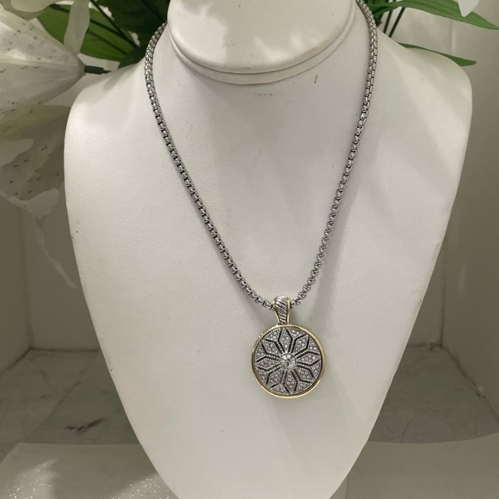 Elegant Silver and Gold Pendant Necklace